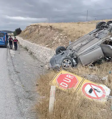 Bayat'ta Kontrolden Çıkan Otomobil Refüje Devrildi: 2 Yaralı