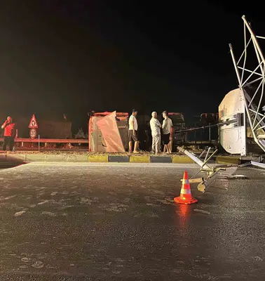 İzmir'de dikkatsizlik faciaya davetiye çıkardı: Dorsesi açık unutulan tır devrildi