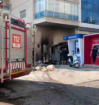 Kaynak kıvılcımları paniğe yol açtı: Geri dönüşüm kutusu alevlere teslim oldu