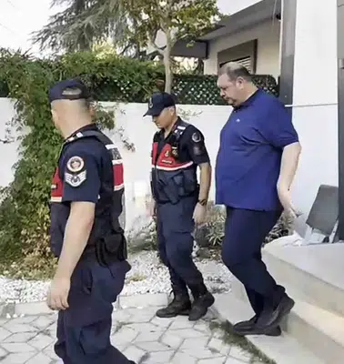 Menderes Belediyesi'nde rüşvet operasyonu: Başkan ve 16 şüpheli hakim karşısında