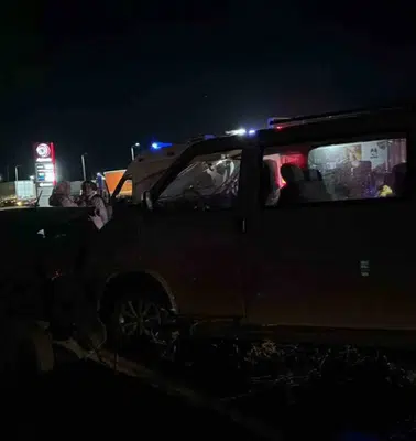 Afyonkarahisar yolunda can pazarı: İki araç çarpıştı, çoğu çocuk 11 kişi yaralandı