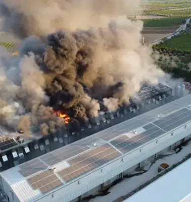 Manisa'da dev tesis alevlere teslim oldu: Milyonluk zarar