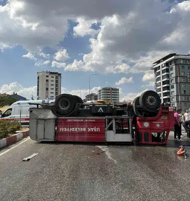 Uşak’ta görev yolunda kaza: İtfaiye aracı devrildi, iki personel hastanelik oldu