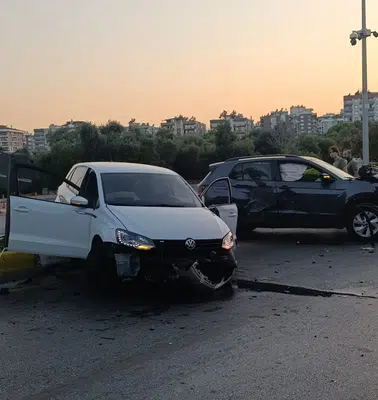 Aydın'da trafik kazası: Otomobil refüje uçtu