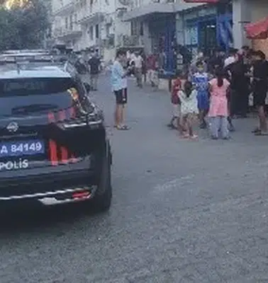 Kuşadası’nda Telefon Görüşmesi Sokak Ortasında Kurşun Yağmuruna Dönüştü: Bir Kişi Yaralı, 14 Yaşındaki Çocuk Da Saçmalardan Etkilendi