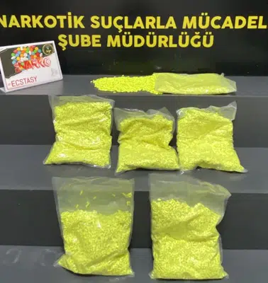 Bornova'da narkotik darbesi: Şüphelinin çantasından çıkanlar polisi bile şaşırttı