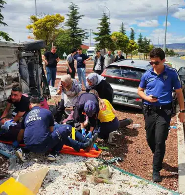 Bolvadin'de Kavşakta Çarpışan İki Otomobilde 7 Yaralı