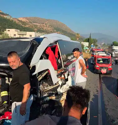 Milas yolunda acı bilanço: Yolcu otobüsü tıra çarptı, iki kişi yaşamını yitirdi