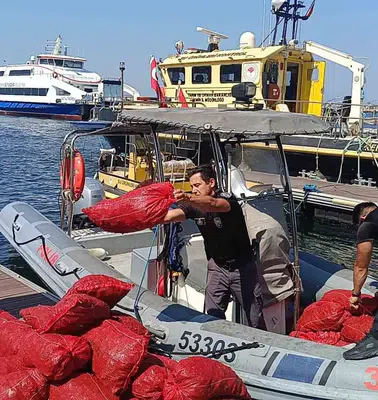 İnciraltı açıklarında kaçak avcılık operasyonu: Tonlarca midye yeniden sulara bırakıldı