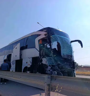 Afyonkarahisar yolunda acı bilanço: Otobüs ve kamyonet çarpıştı