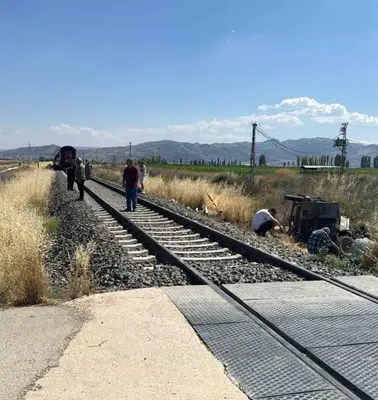 Afyonkarahisar'da acı kaza: Hemzemin geçitte tarım aracına tren çarptı