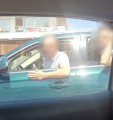 İzmir otoyolunda dehşet anları: Trafikte taşlı saldırı kamerada