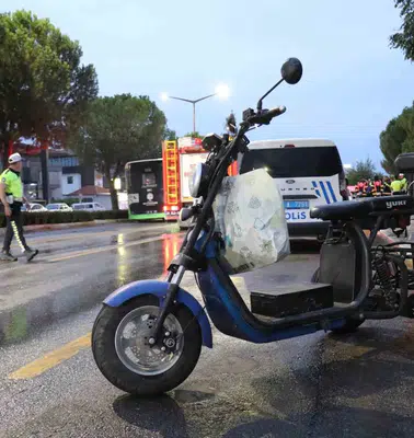Denizli’de yağışlı havada feci kaza: Elektrikli motosiklet sürücüsü otobüsün altında can verdi