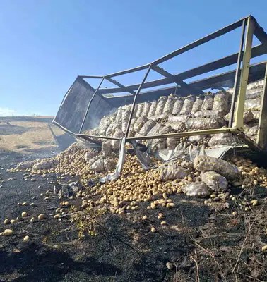 Sandıklı’da Korkutan Anlar: Patates Yüklü Kamyon Küle Döndü, Kuru Otlar Alev Aldı