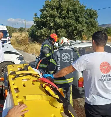 Denizli'de trafik dehşeti: İki araç birbirine girdi, 5 kişi hastanelik oldu