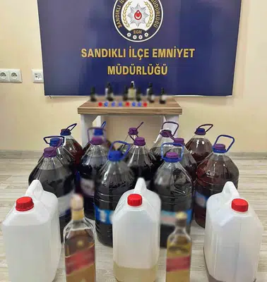 Sandıklı’da sahte içki operasyonu: İki şüpheli kıskıvrak yakalandı