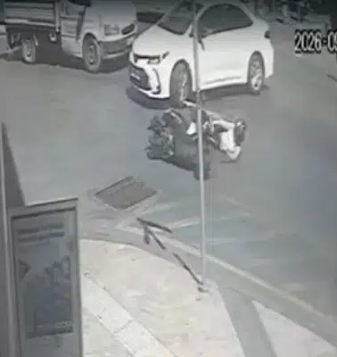 Efeler’de sokağa dönüş kazası: Motosikletli sürücü hastanelik oldu