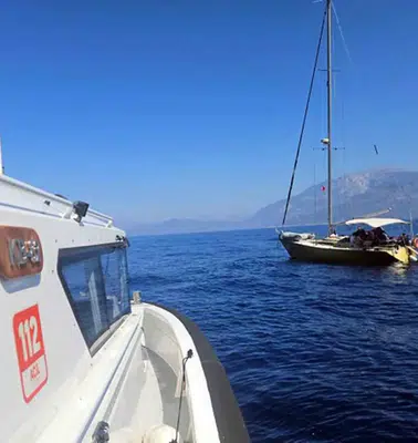 Ege'de gece yarısı operasyonu: Yelkenli tekneye baskın yapıldı