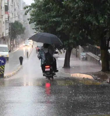 Efeler'de aniden bastıran yağmur hayatı felç etti: Vatandaşlar zor anlar yaşadı