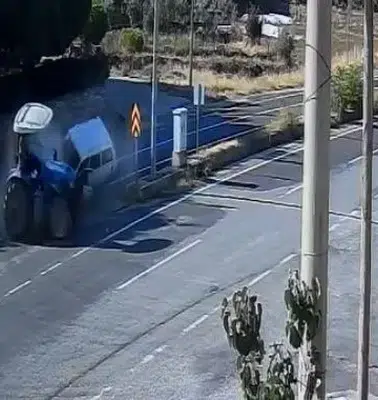Eşme’de dehşet anları kamerada: Traktörle otomobil çarpıştı