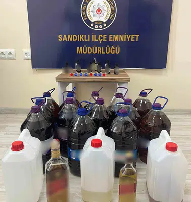 Sandıklı’da zehir tacirlerine geçit yok: Litrelerce sahte içki ele geçirildi
