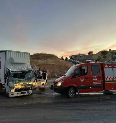 Uşak’ta acı dolu anlar: Yangına yetişmeye çalışan itfaiye aracı kamyonla çarpıştı