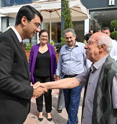 Uşak’ta mahallelerin nabzı kahvaltı masasında tutuldu: Vali Kartal muhtarları dinledi