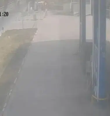 Söke yolunda dehşet anları kamerada: Kontrolden çıkan araç duvara çarptı