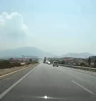 Denizli trafiğini birbirine kattı: Açık unutulan dorse EDS direğini devirdi