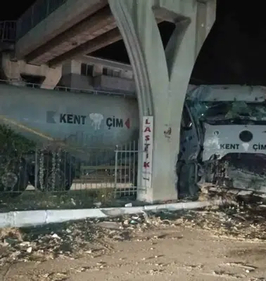 Söke yolunda gece yarısı dehşeti: Beton ayağa çarpan tır hurdaya döndü