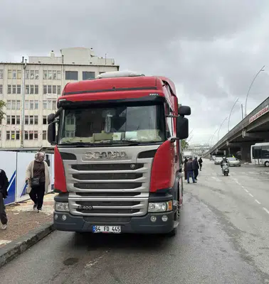 Uşak’ta yürek yakan kaza: Yolun karşısına geçmek isterken tırın altında kaldı
