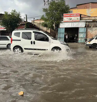 Uşak’ta akşam kabusu: Sağanak ve dolu trafiği kilitledi