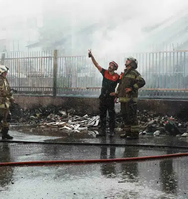 Buca’da Alevlere 30 Dakikalık Müdahale: 4 Kişilik Aile Son Anda Kurtarıldı