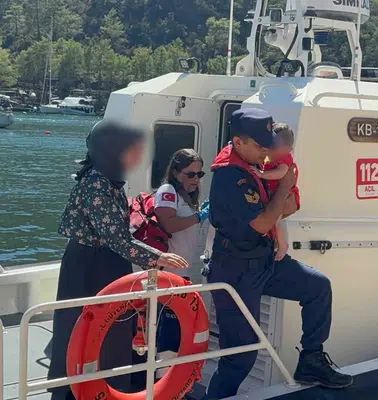 Mavi sularda korku dolu anlar: Yaralanan bebek için Sahil Güvenlik seferber oldu