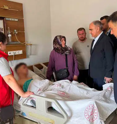 Turgutlu'daki okul saldırısında Vali Özkan'dan yakın takip: Yaralı öğrencileri yalnız bırakmadı
