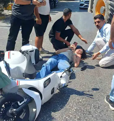 Efeler'de korkutan kaza: Ani fren motosikletliyi yola savurdu