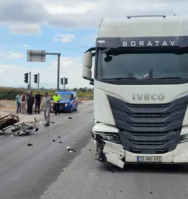 Salihli'de acı kavşak: Sepetli motosiklet sürücüsü hayata tutunamadı
