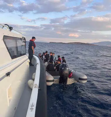 Aliağa açıklarında gece operasyonu: Denizdeki kaçak göçmenlere geçit yok