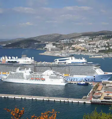 Kuşadası Limanı’nda dev gemilerle gelen turist bereketi