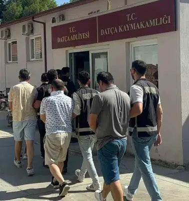 Ege'de gece yarısı operasyonu: FETÖ firarilerine tekne baskını
