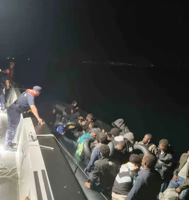 Didim açıklarında gece operasyonu: 32 göçmen kıskıvrak yakalandı