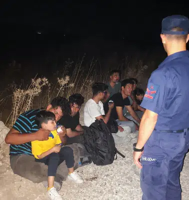 Çeşme'de Gece Yarısı Operasyonu: Kayalık Arazide Mahsur Kalan 18 Göçmen Kurtarıldı