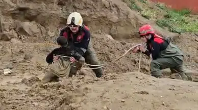 Torbalı'da çamura saplanan iki çocuğu itfaiye kurtardı