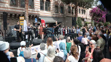 Kemeraltı'nda Şenlik Başladı: Başkan Mutlu'ya Esnaf Ve Vatandaştan Teşekkür