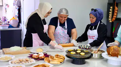 Bucalı kadınlar mutfakta hem öğreniyor hem üretiyor