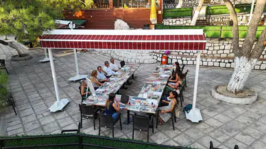Sınırlar kelimelere dönüştü, hikâyeler ortak hafızaya dönüşüyor;