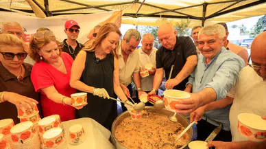 Konak'ta geleneksel aşure ikramıyla dayanışma ve paylaşım ruhu yaşatıldı