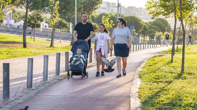 Başkan Eşki’ye hafta sonu molası... Ailesiyle doğada, Bornovalılarla aynı parkta