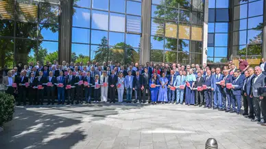 Menderes Belediyesi, filoyu büyütüyor: Yeni ekskavatör anahtarı teslim edildi!