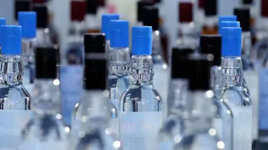 İzmir'de yasa dışı içki operasyonu: 8.603 şişe içki ve 502 litre alkol ele geçirildi